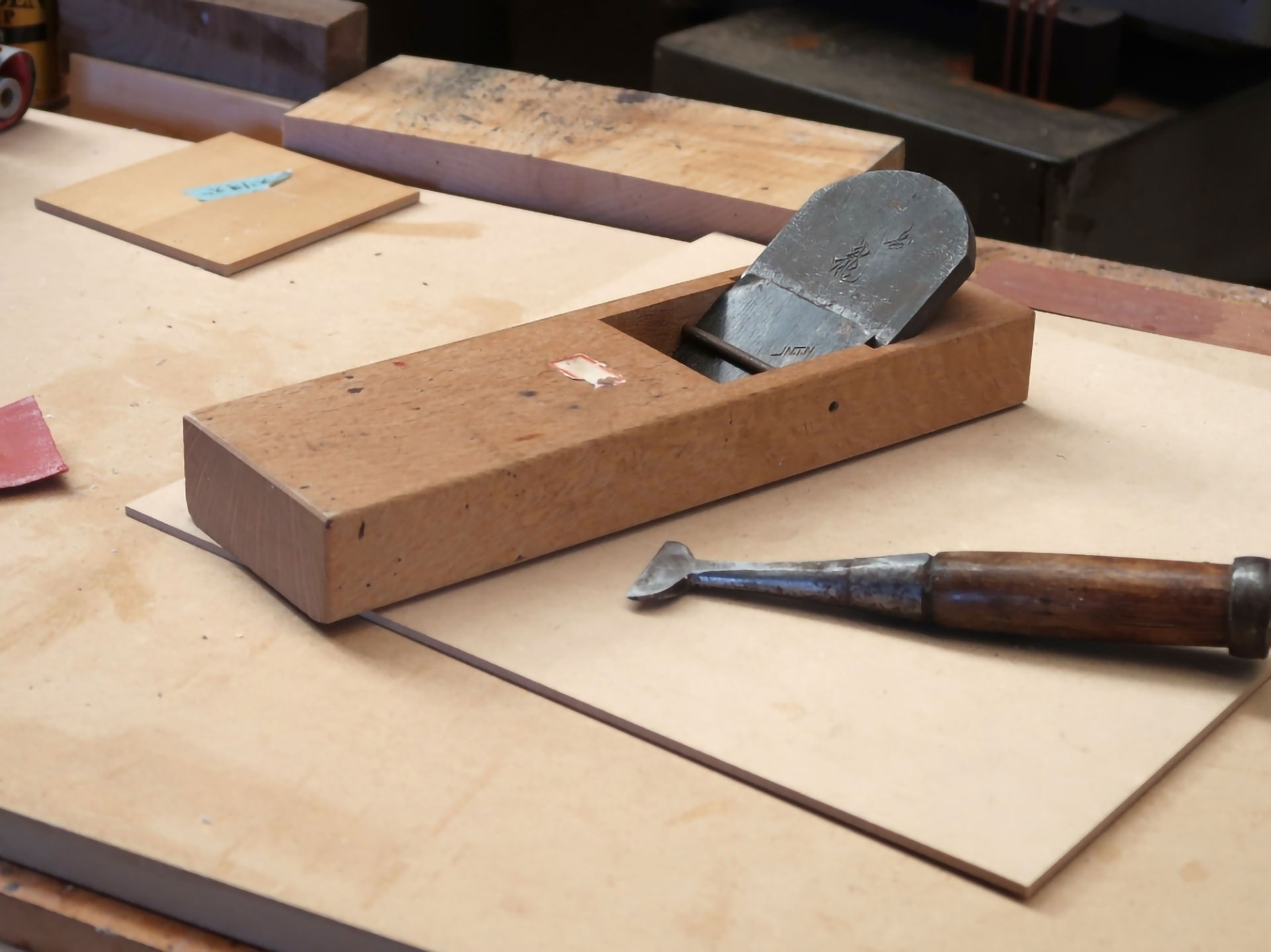 伝統的な木工かんなと彫刻刀が置かれた作業台、手工具による製作風景