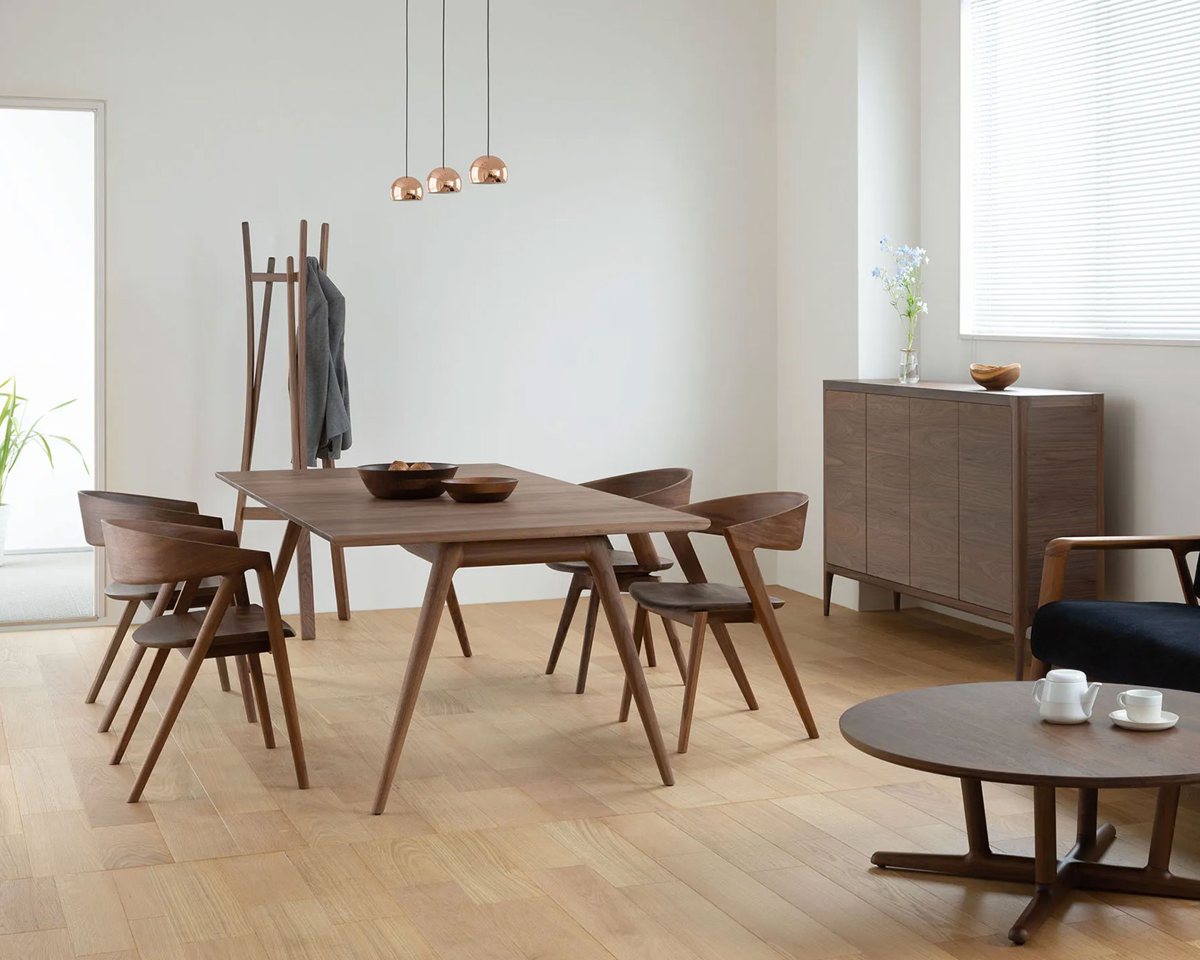 イストクの木HARPダイニングテーブルのセットとシェルフのモダンなインテリア