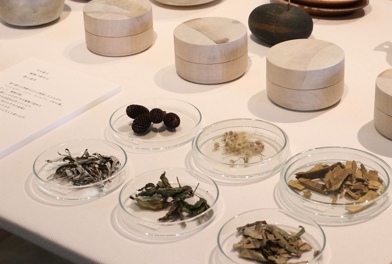 徳島の植物染料と円形木製容器の展示、自然素材による手作り木工品