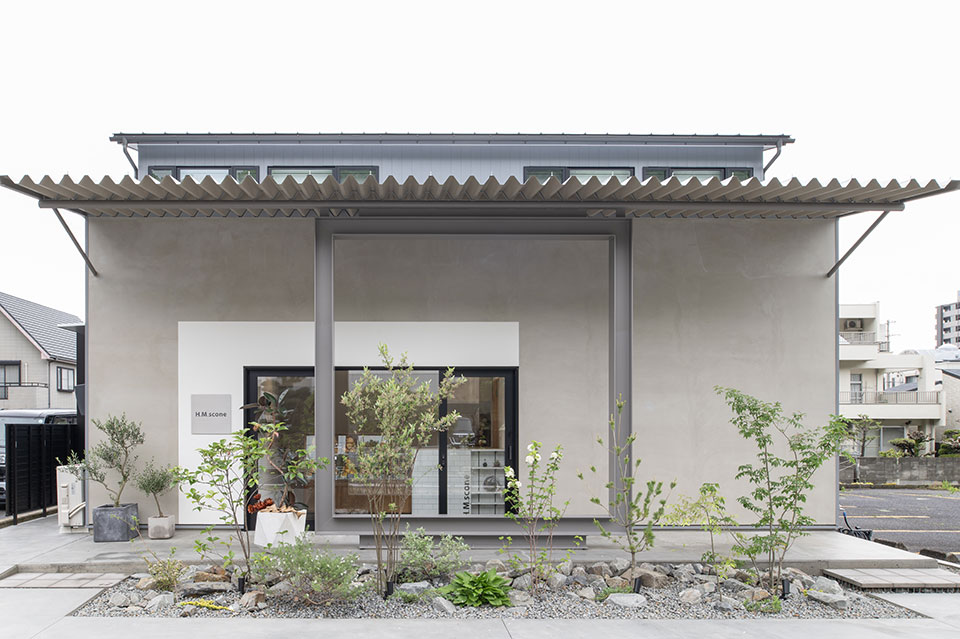 木材をふんだんに使用したモダンな住宅内部のダイニングスペース、階段下の有効活用