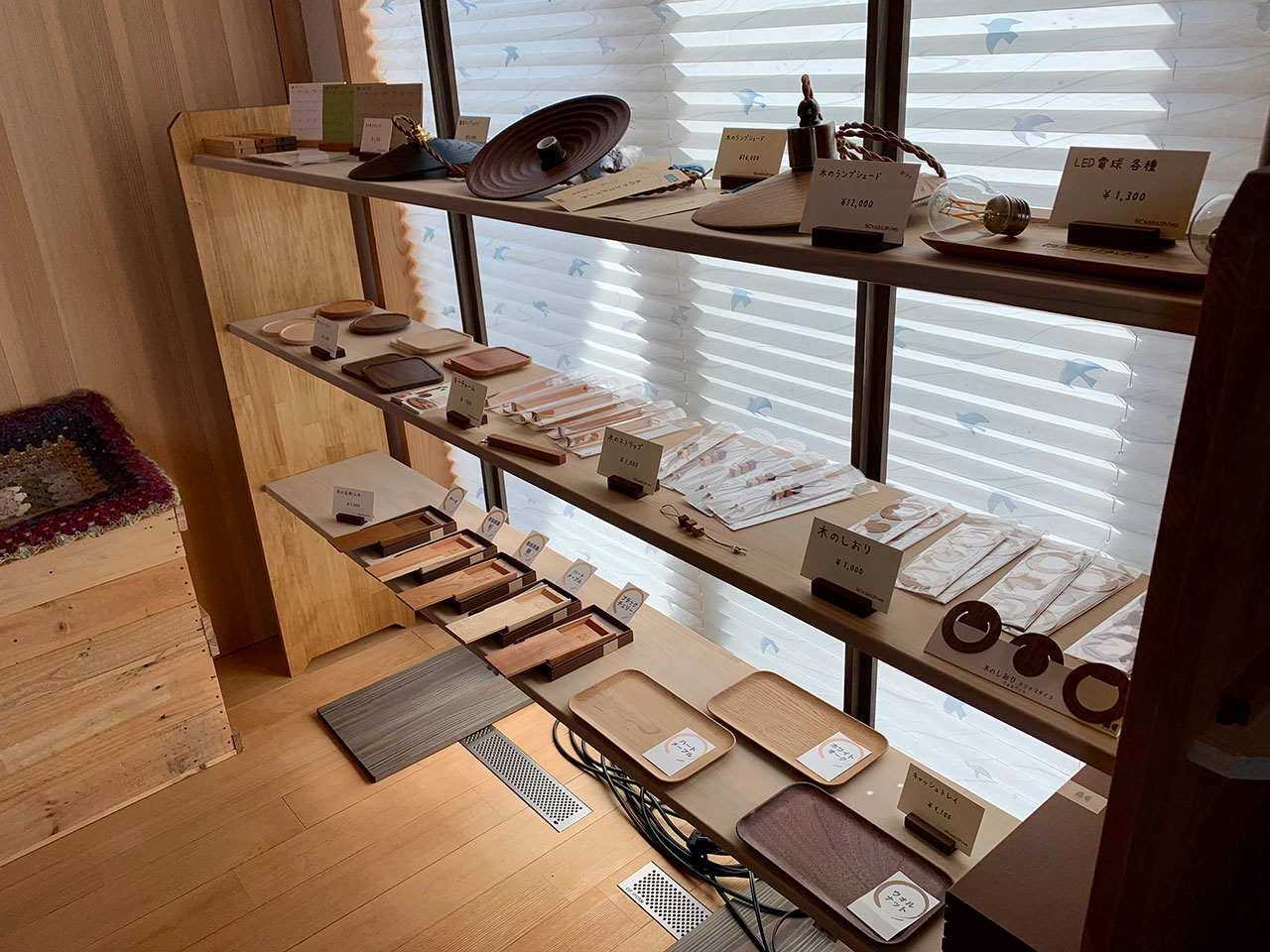 キノクラ木製雑貨の店舗展示、カッティングボードやトレイなど暮らしの道具