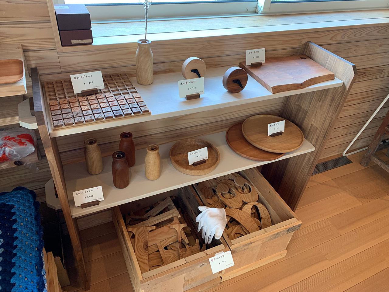 木のマグネットやプレート、一輪挿しなど木製小物の温かみある展示