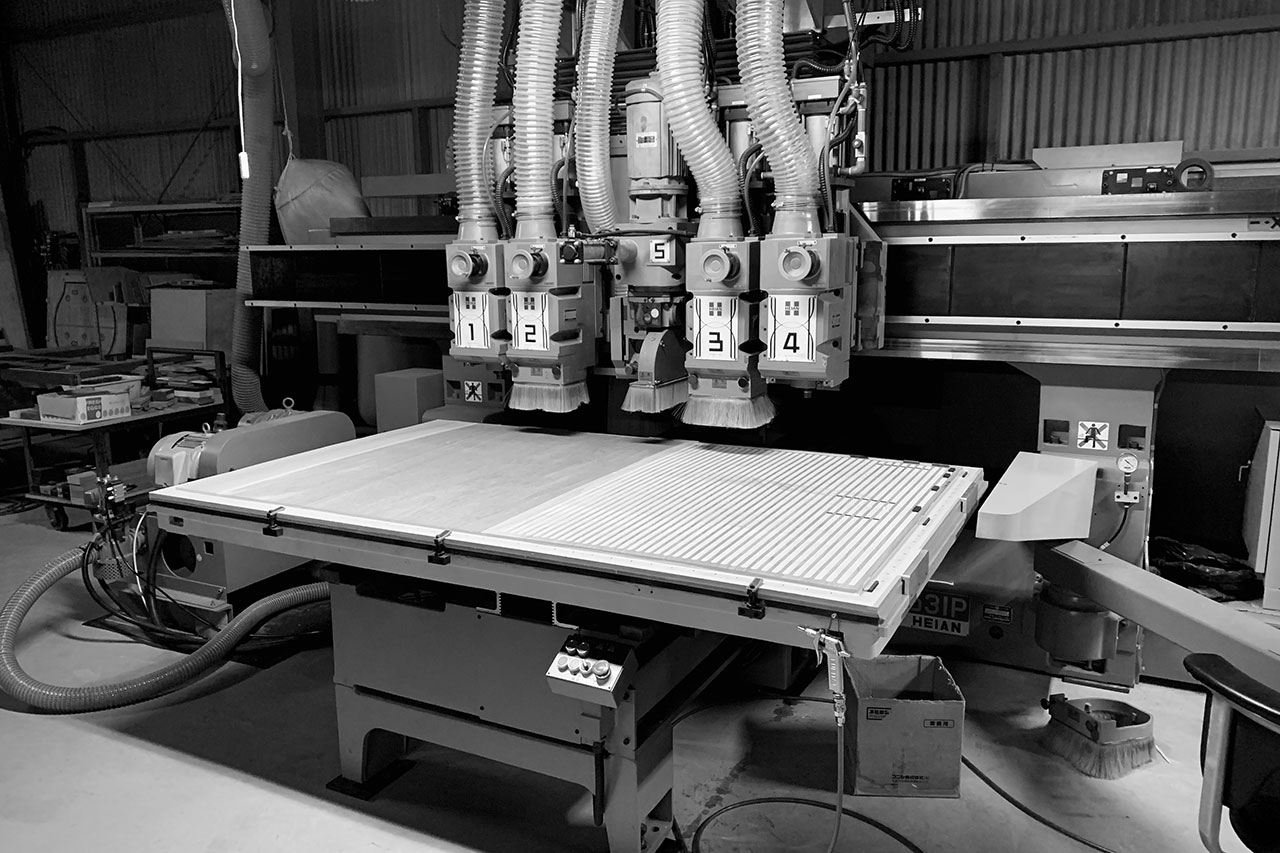 木工製品を作るCNC加工機、精密な木製雑貨の製造現場風景