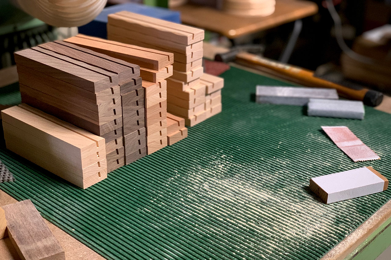 木材加工中の作業台、継ぎ手加工された木材パーツと製作過程