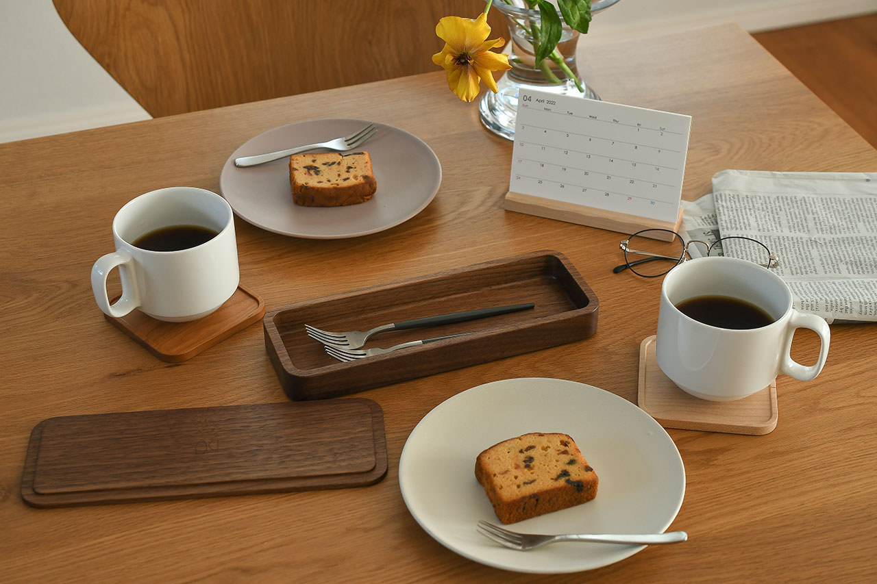 木製トレイとコースターでカフェタイム、暮らしに溶け込む木の器
