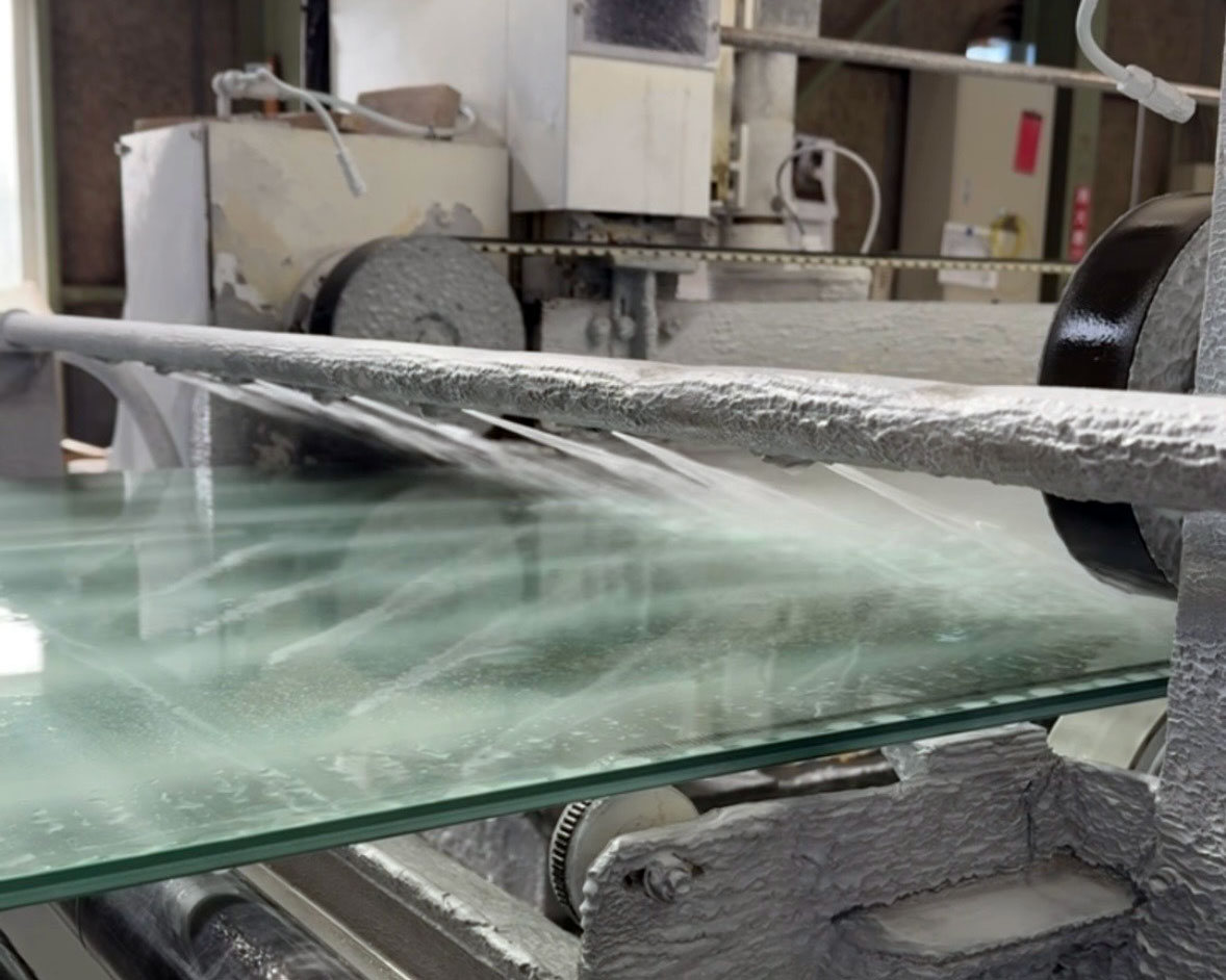 BANDO GLASSの工場で滑らかな断面に仕上げる水冷式ガラス研磨加工の様子