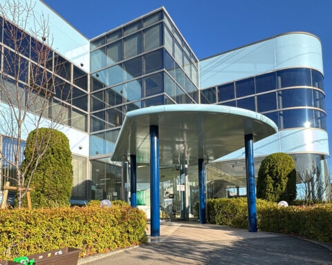 徳島で創業90年を超えるガラス・鏡の総合企業・BANDO GLASSの本社社屋