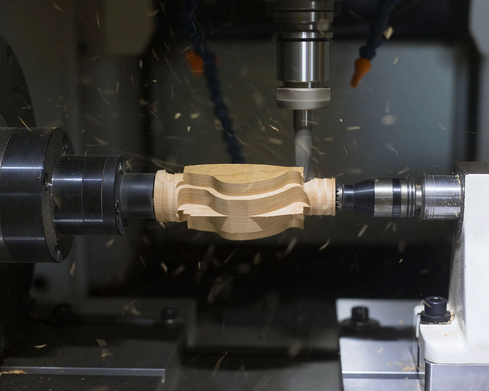 高精度な木工機械を用いて木製玩具のパーツを削り出す徳島の小石製作所の現場