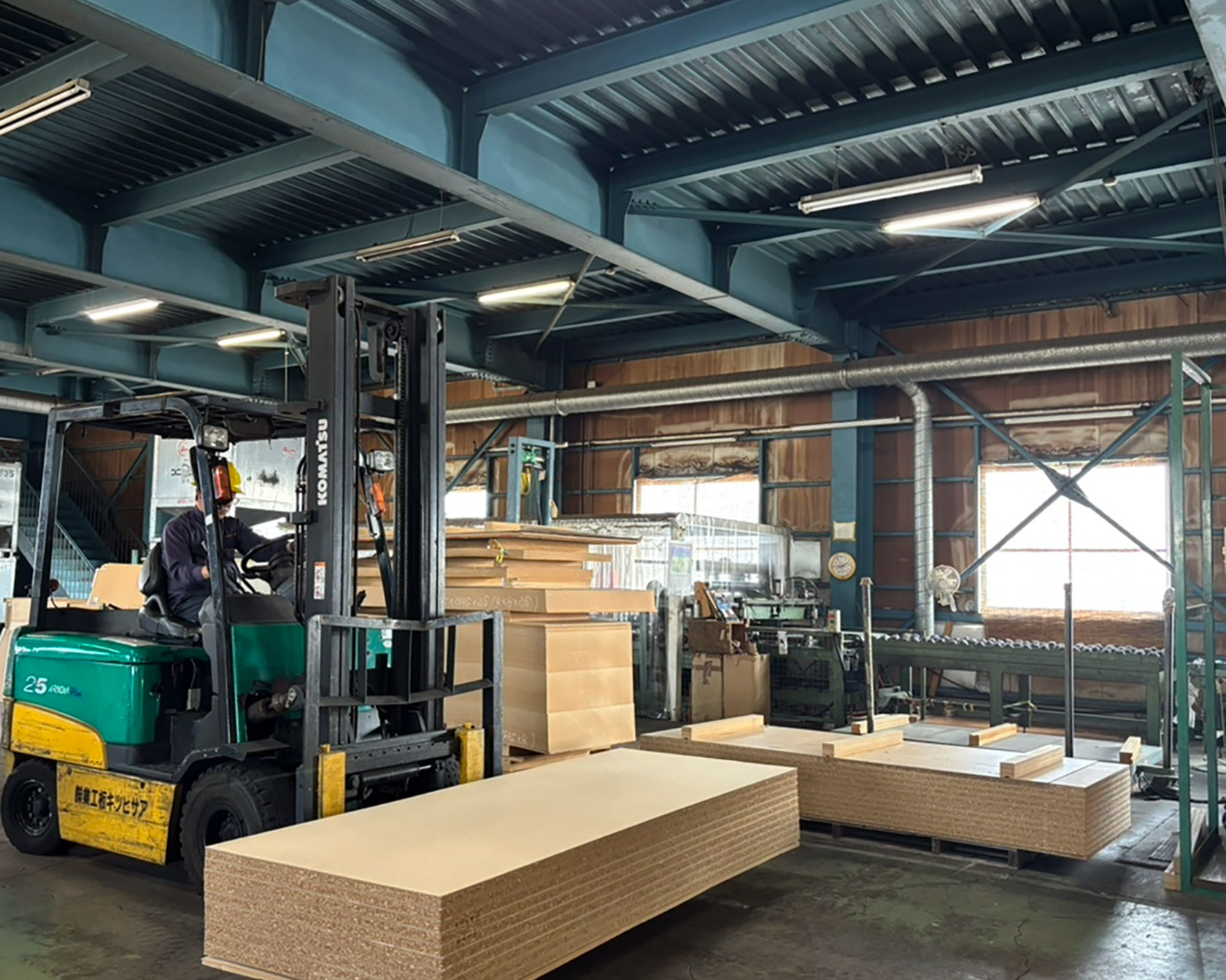 合板やMDFなどの木材資材をフォークリフトで運搬・出庫する水谷産業の作業風景
