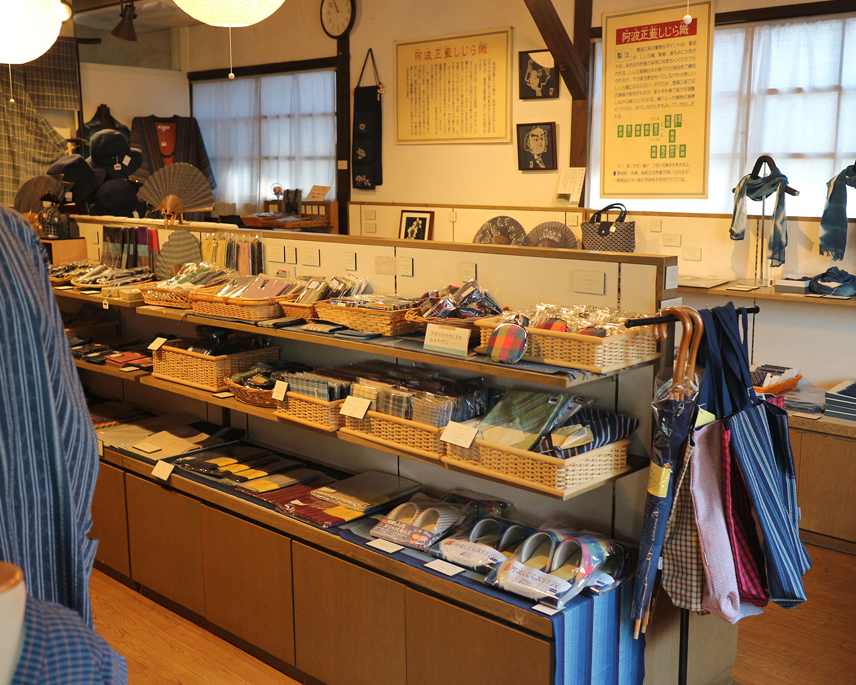 長尾織布の店内に並ぶ阿波正藍しじら織の製品・小物コレクション