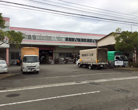 段ボール製造や配送拠点となる徳島段ボールの本社工場とトラックヤード